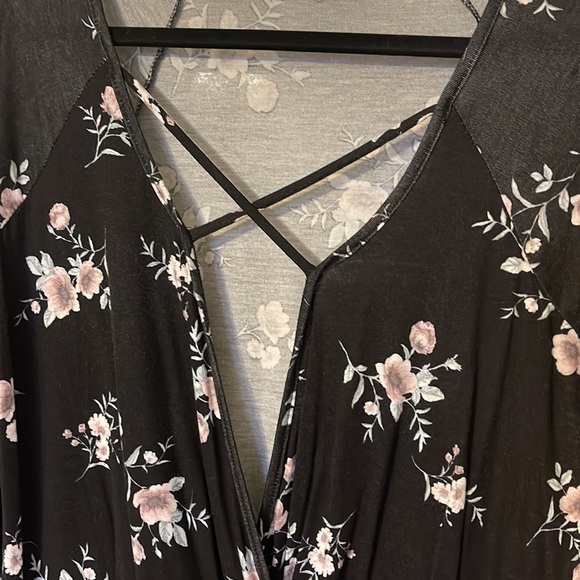 NWOT Tilly’s Floral Deep V Cross Top ~ Small - Picture 3 of 4